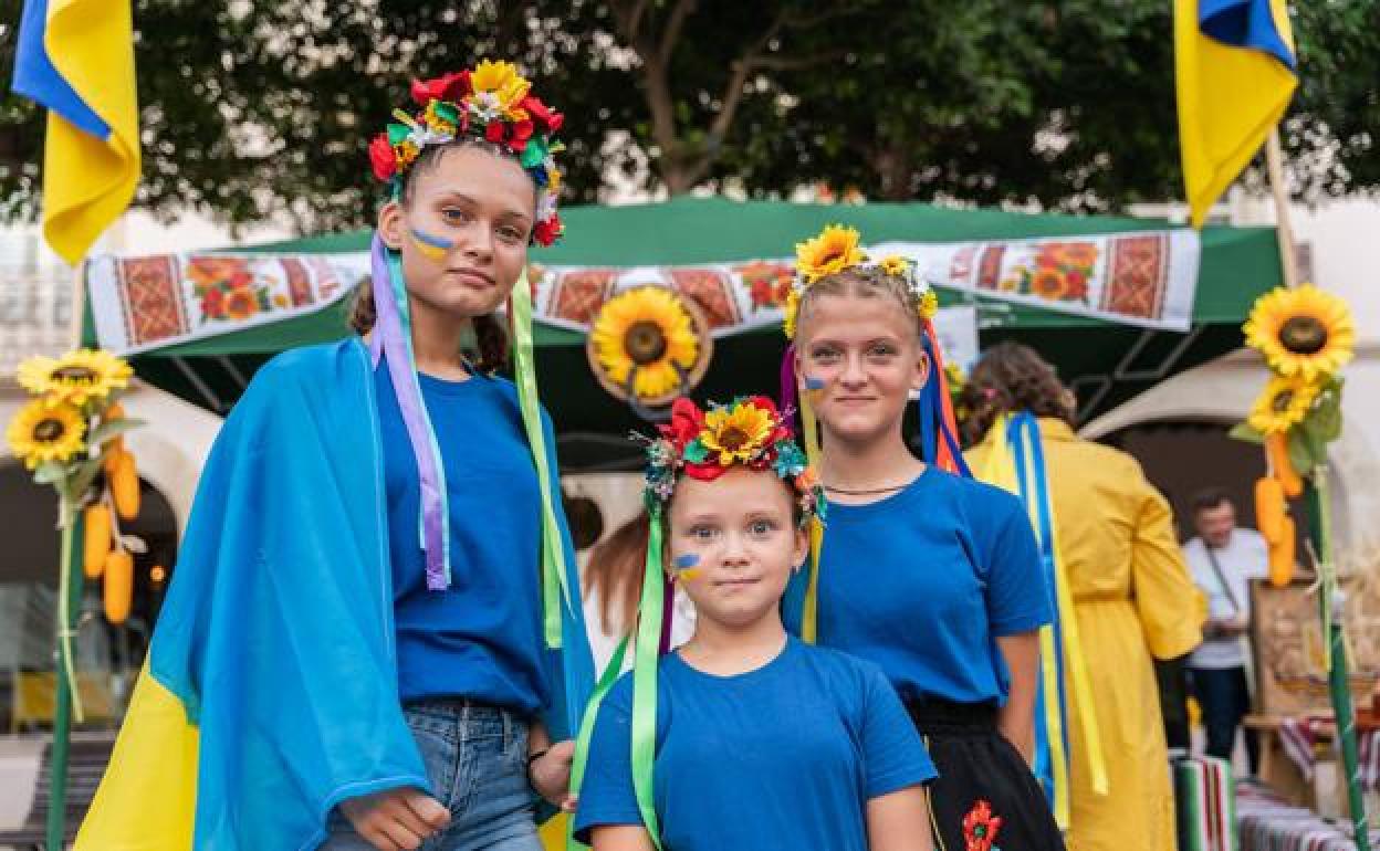Tres niñas ucranianas durante el concierto en la Plaza Vieja.