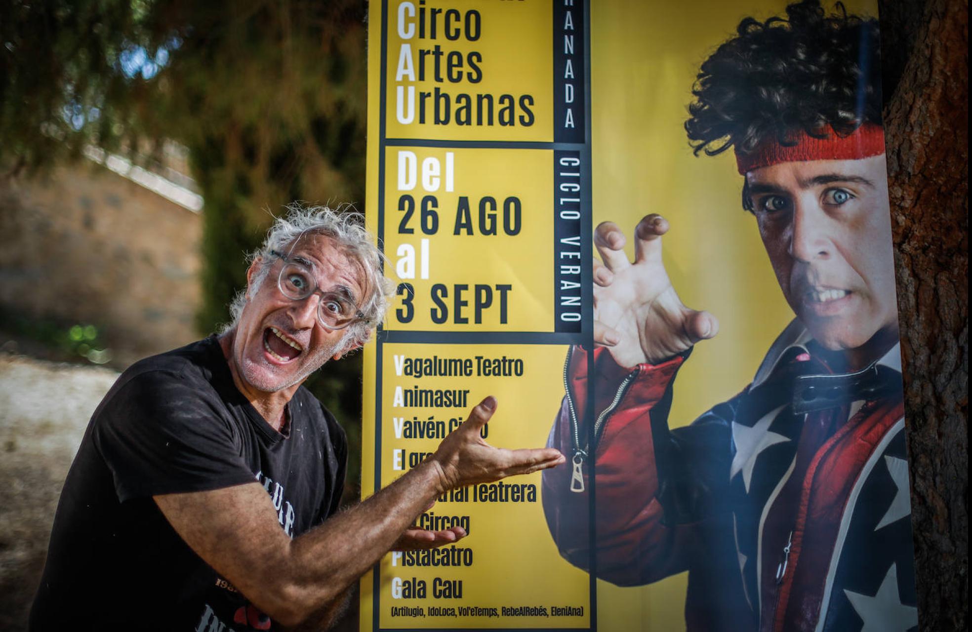 Pablo Carazo, director técnico de CAUy miembro de la compañía Vagalume, junto al cartel del festival, en el Palacio de Quinta Alegre. 