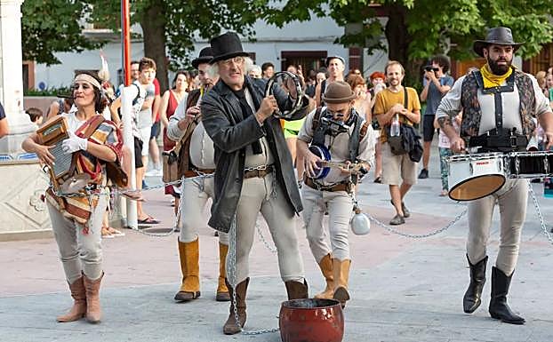 Los forajidos de Vagalume, en plena actuación. 