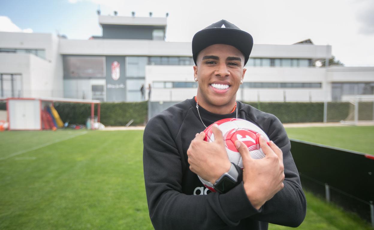 El nuevo jugador celeste, posaba así para IDEAL en su etapa de militancia en el filial nazarí.