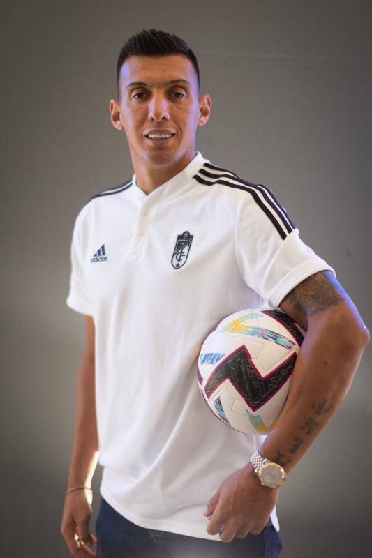 Myrto Uzuni, de frente. 