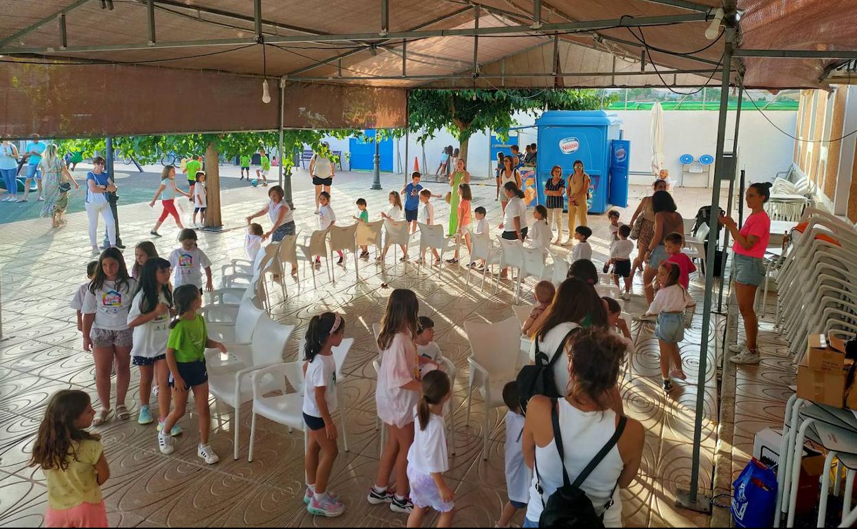 El tradicional juego de las sillas fue una de las propuestas para los pequeños de María. 