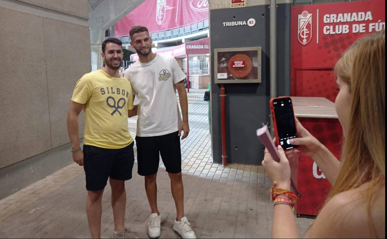 Duarte se hace una foto con un aficionado. 