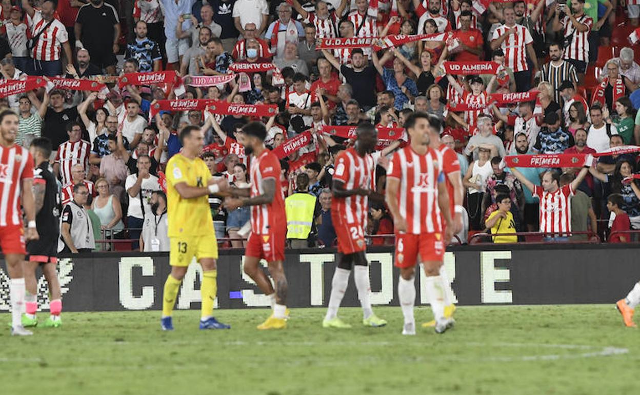 Fernando celebra con sus compañeros el triunfo frente al Sevilla. 