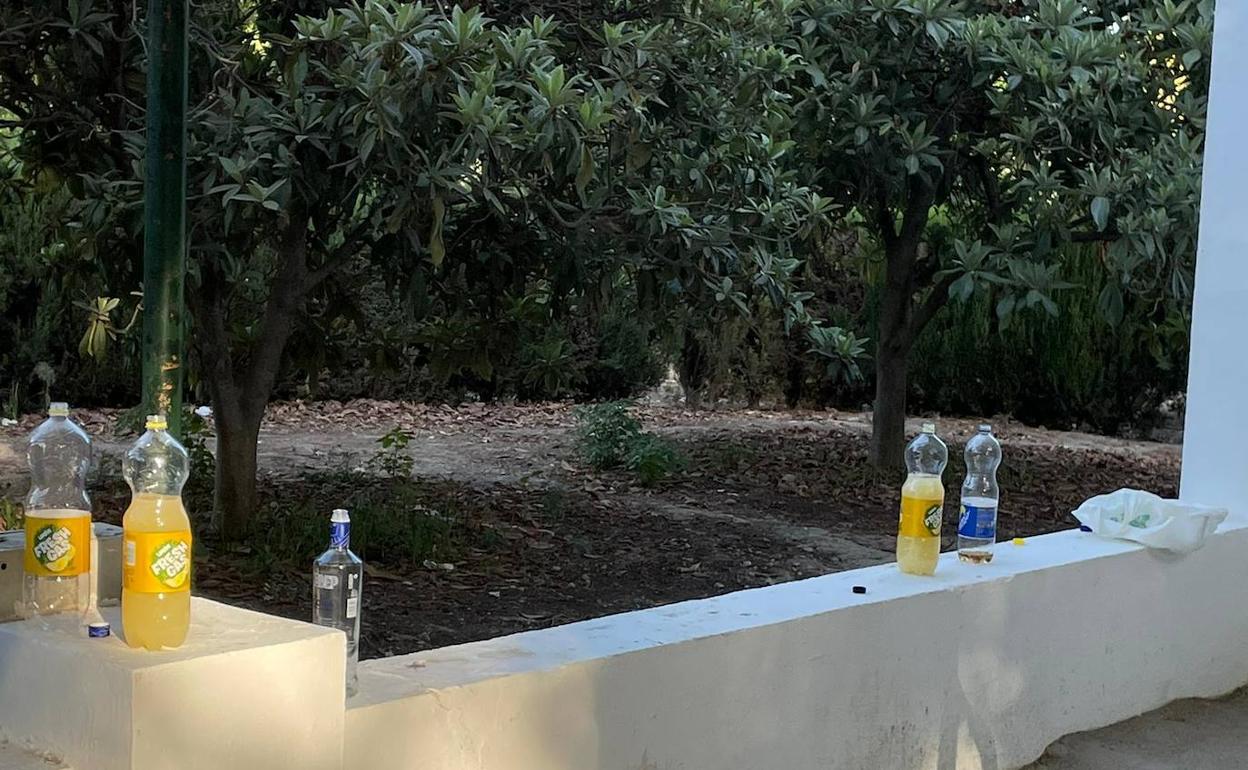 Restos de un botellón junto a la Huerta de San Vicente. 