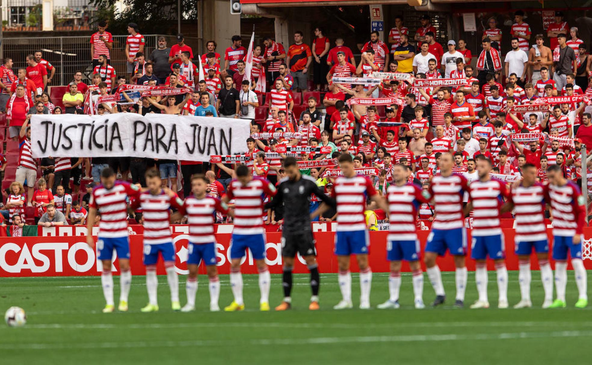 Pancarta de 'Justicia para Juan' durante el minuto de silencio en homenaje al joven de Íllora.