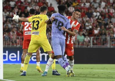 Imagen secundaria 1 - Arriba, Alejandro Pozo, que trata de frenar a Alex Telles, se estrenó ante el Sevilla tras ser el jugador de campo con másm inutos el pasado curso. Abajo a la izquierda, Fernando y Kaiky, titulares en los tres partidos. A la derecha, Rubi, el que pulsa el botón. 