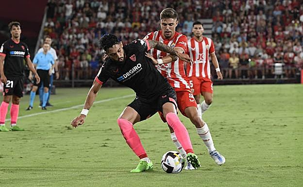Imagen principal - Arriba, Alejandro Pozo, que trata de frenar a Alex Telles, se estrenó ante el Sevilla tras ser el jugador de campo con másm inutos el pasado curso. Abajo a la izquierda, Fernando y Kaiky, titulares en los tres partidos. A la derecha, Rubi, el que pulsa el botón. 
