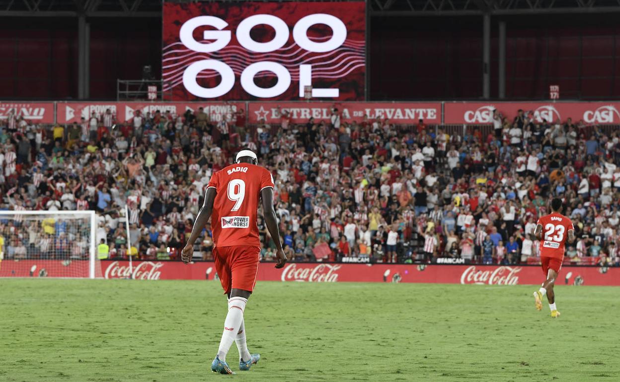 Sadiq Umar, con la palabra que más le identifica, en el marcador del Power Horse Stadium. 