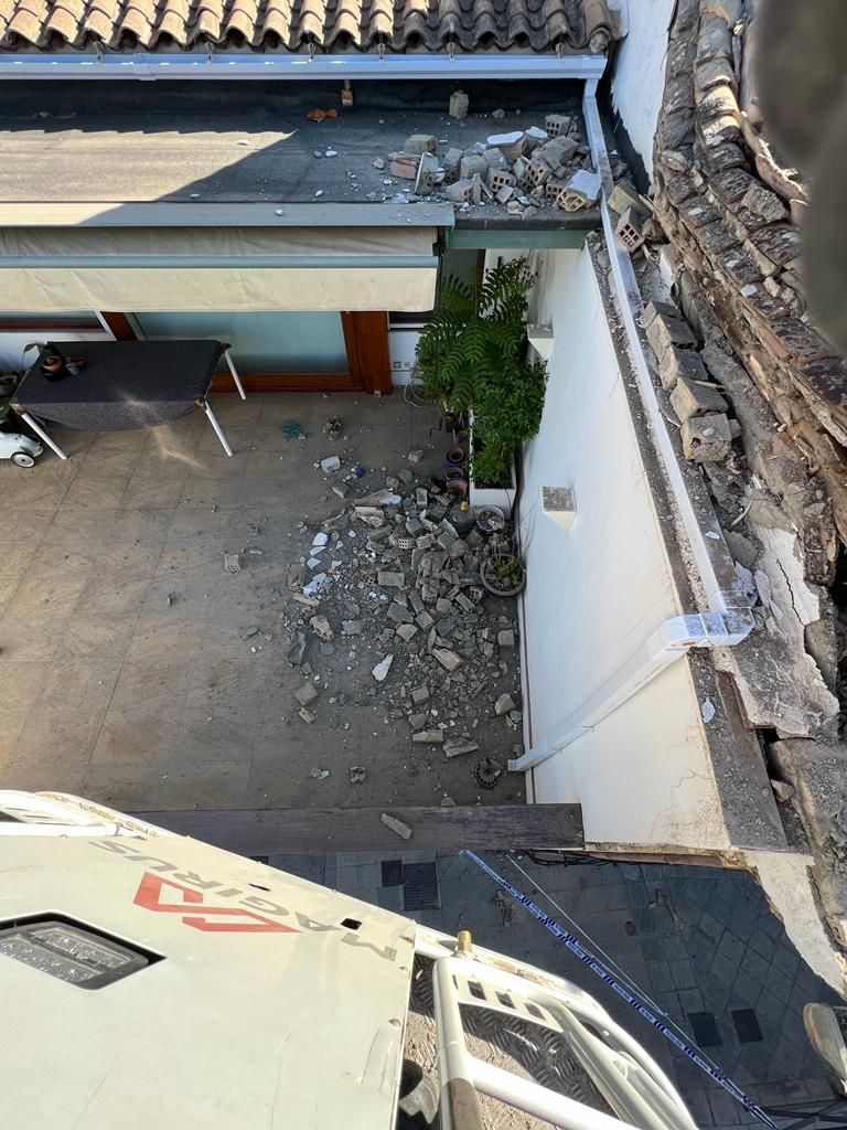 La finca, declarada en 'ruina inminente', ha dejado sin techo y sin pertenencias a dos familias