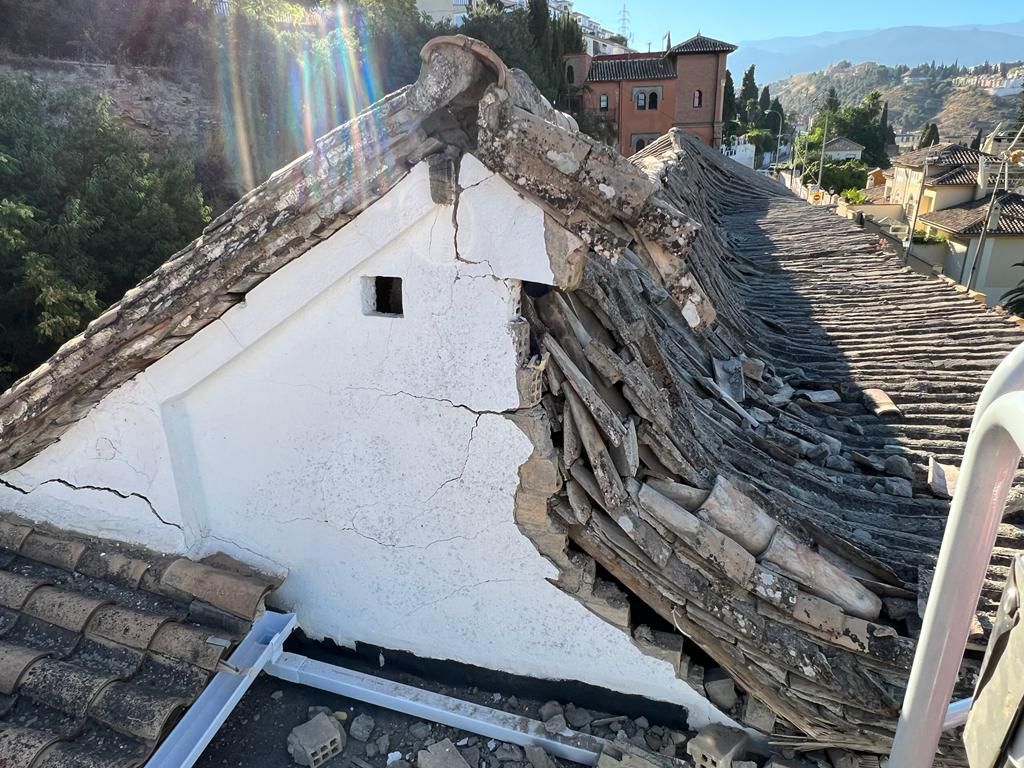 La finca, declarada en 'ruina inminente', ha dejado sin techo y sin pertenencias a dos familias