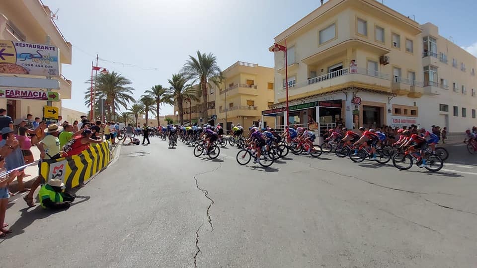 Miles de aficionados de todos los rincones disfrutan de un recorrido mágico por la Costa de Almería que se vio en más de 190 países.