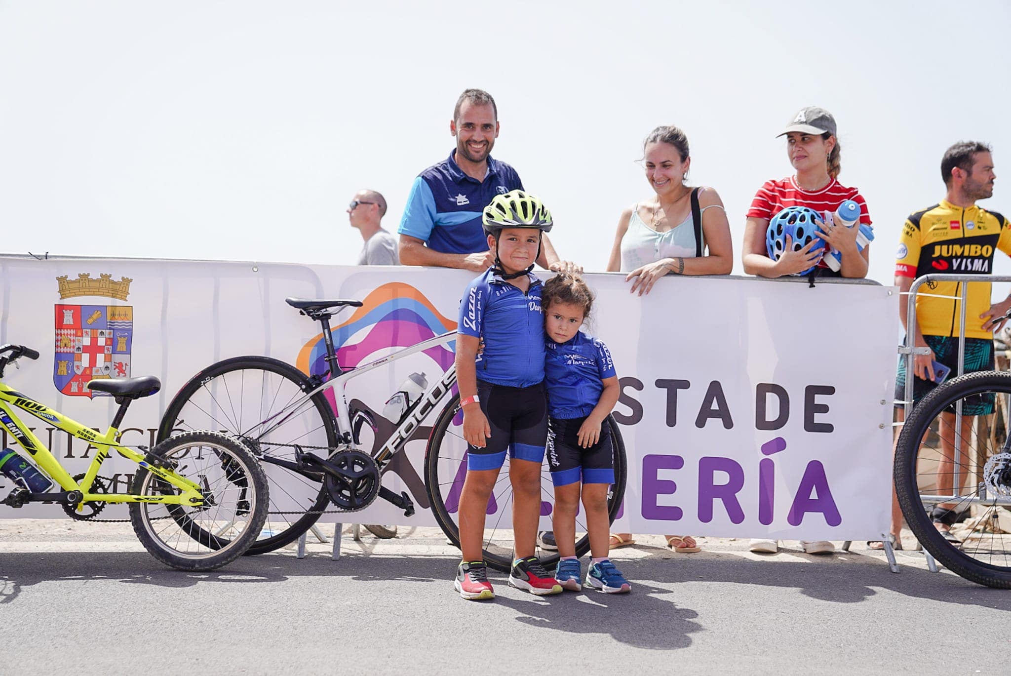 Miles de aficionados de todos los rincones disfrutan de un recorrido mágico por la Costa de Almería que se vio en más de 190 países.