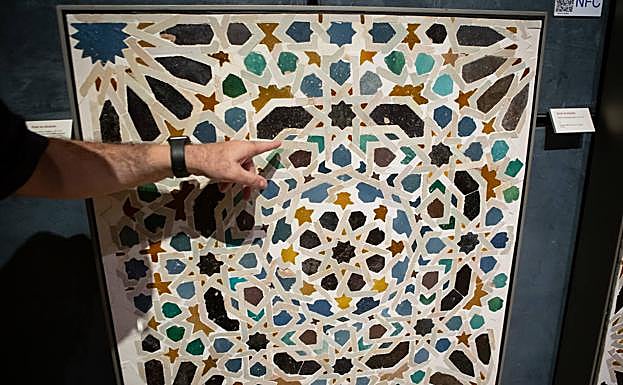 Alicatado en el Museo de la Alhambra descigrado por Martínez Vela. 