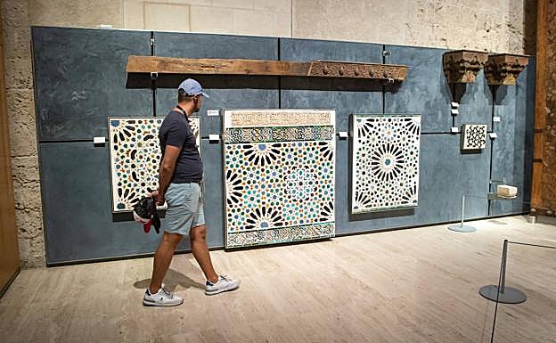 Observando mosaicos de la Alhambra. 