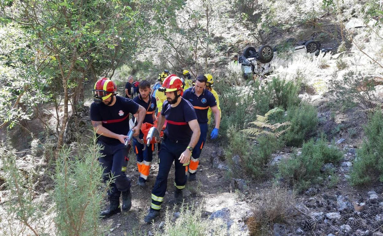 Uno de los accidentes mortales en agosto, en Cazorla, tras caer un vehículo por un barranco, que requirió la presencia del Infoca. 