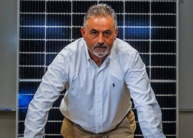 Imagen secundaria 1 - Los empresarios Juanma Plata, presidente de la Asociación de instaladores y gerente de Montajes Eléctricos Hermanos Plata y Rafael Lopez Molino, de Solar Europe. 