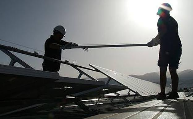 Imagen principal - Los empresarios Juanma Plata, presidente de la Asociación de instaladores y gerente de Montajes Eléctricos Hermanos Plata y Rafael Lopez Molino, de Solar Europe. 