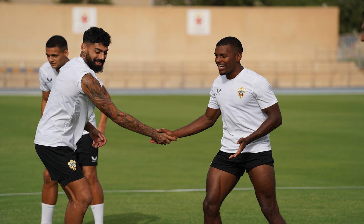 Samú Costa saluda, entre risas, a Sergio Akieme al inicio del entrenamiento.