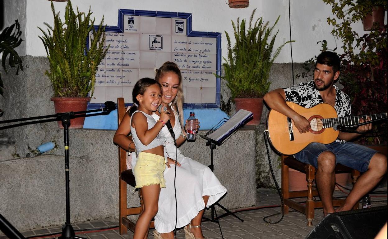 La placeta Santa Ana de Lanjarón se impregna de cultura