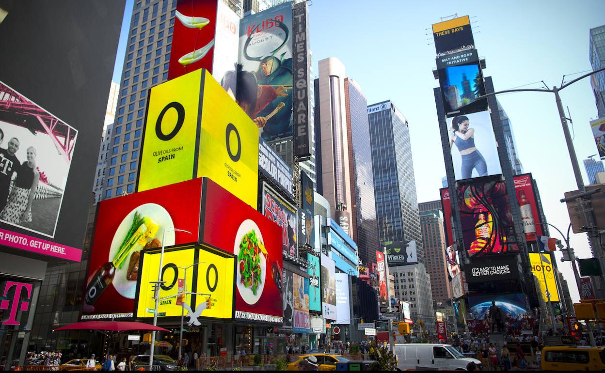 Carteles promocionales de aceite de oliva de España en la célebre Times Square, en Nueva York. 
