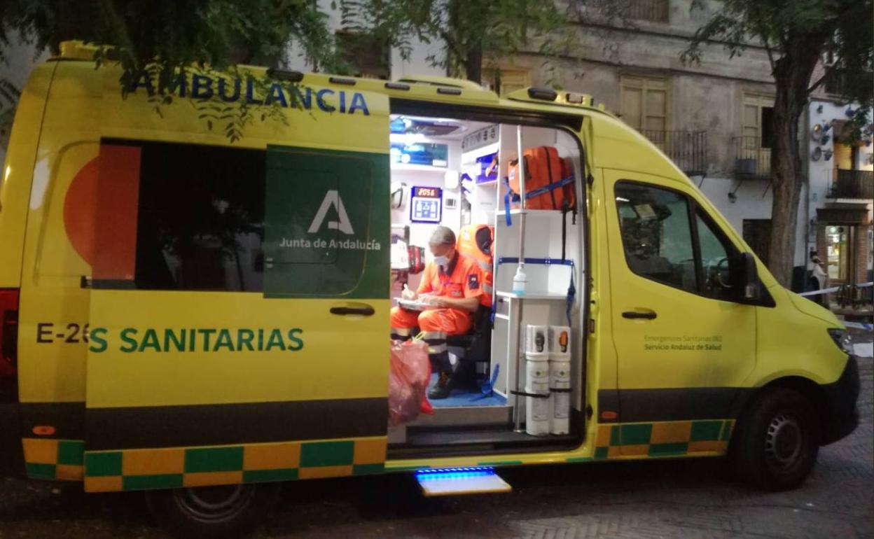 Ambulancia que atendió a la mujer en Plaza Larga.