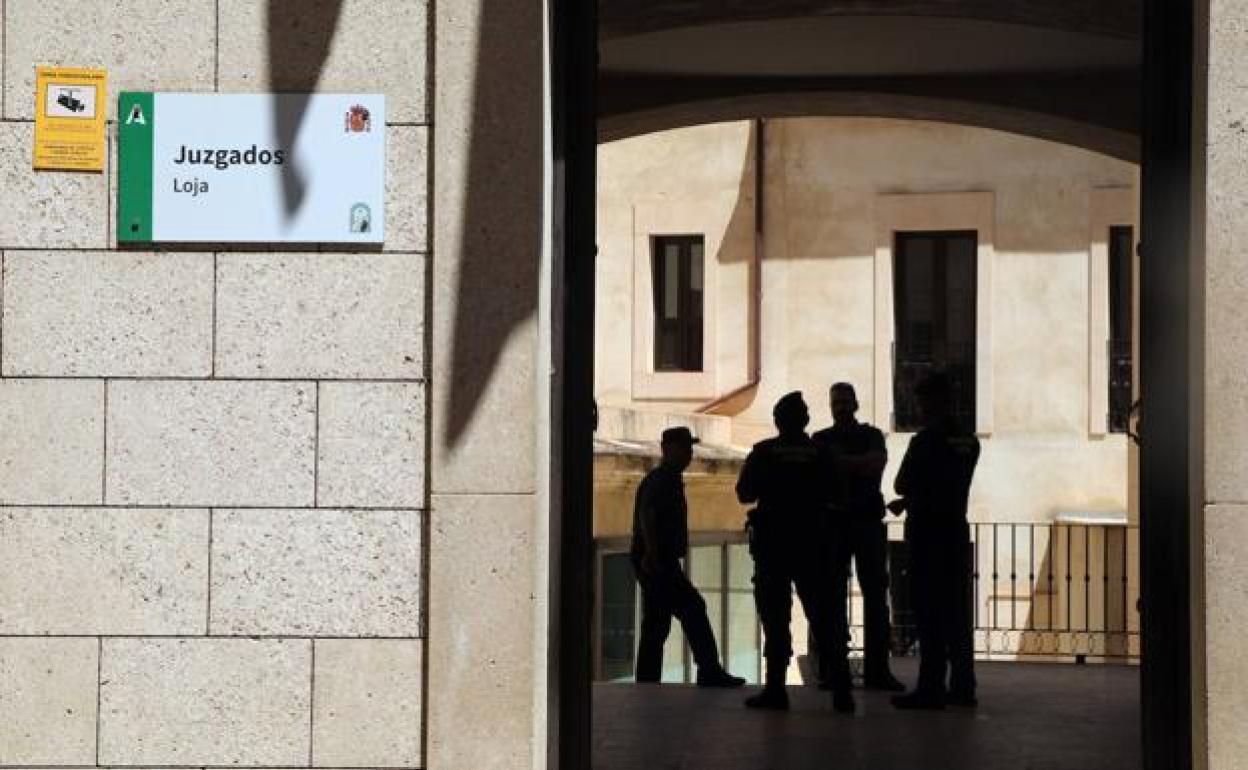 Agentes de la Guardia Civil, en los juzgados de Loja, mientras comparecía el investigado ante la jueza