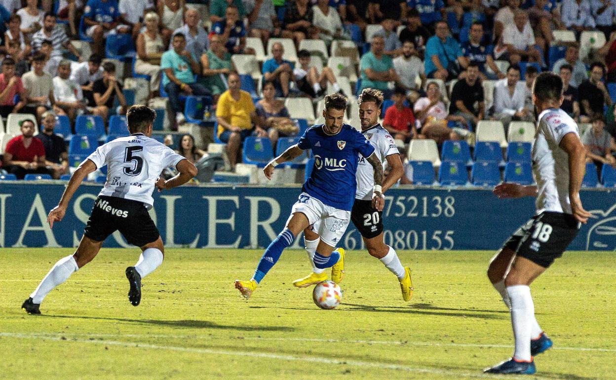 Abeledo regateando a varios rivales en el primer partido del curso contra el Mérida en Linarejos. 