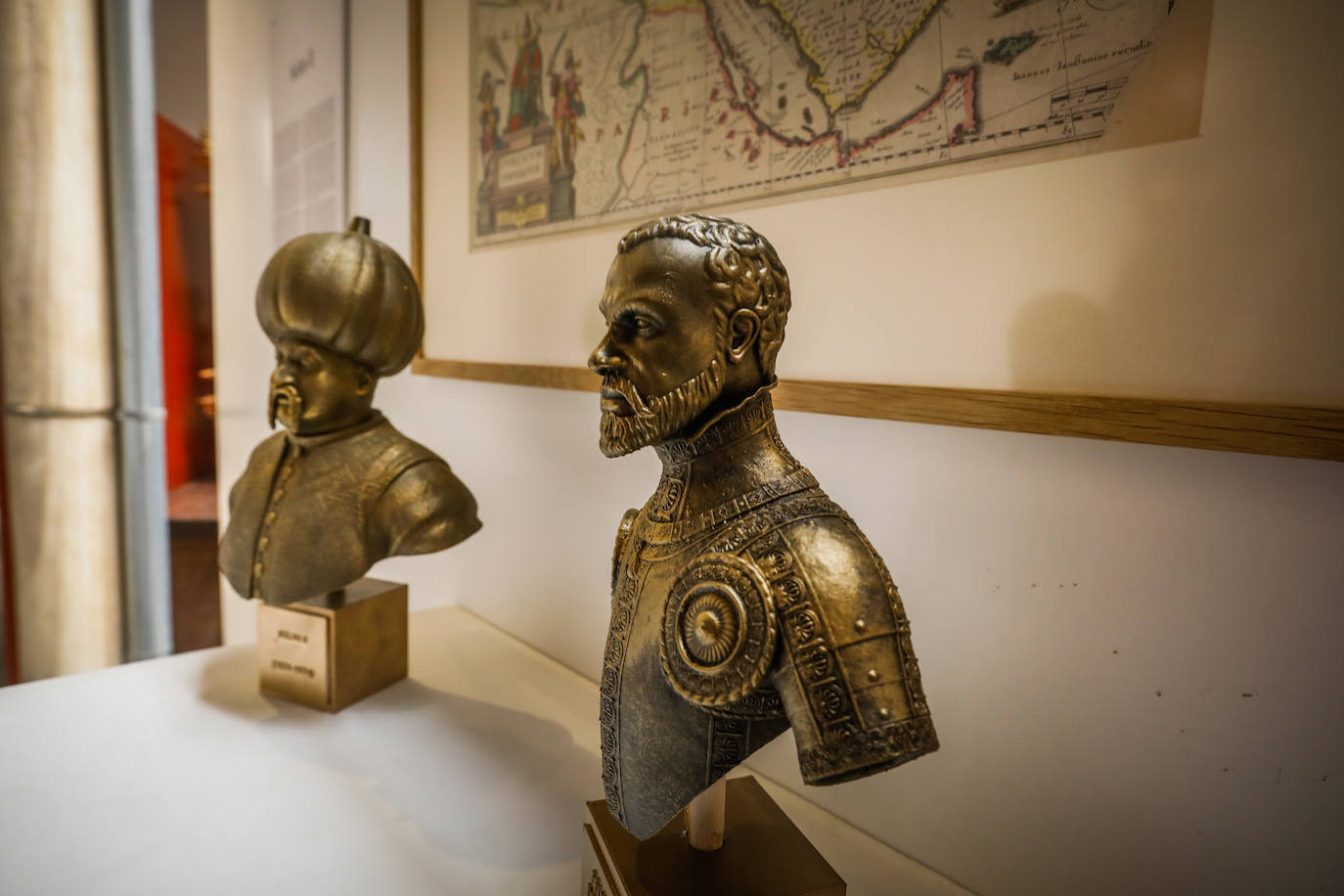 Una muestra en el Museo de las Carmelitas revela el papel clave que jugaron en la contienda personajes como Álvaro de Bazán, Lope de Figueroa o los soldados del Tercio de Granada