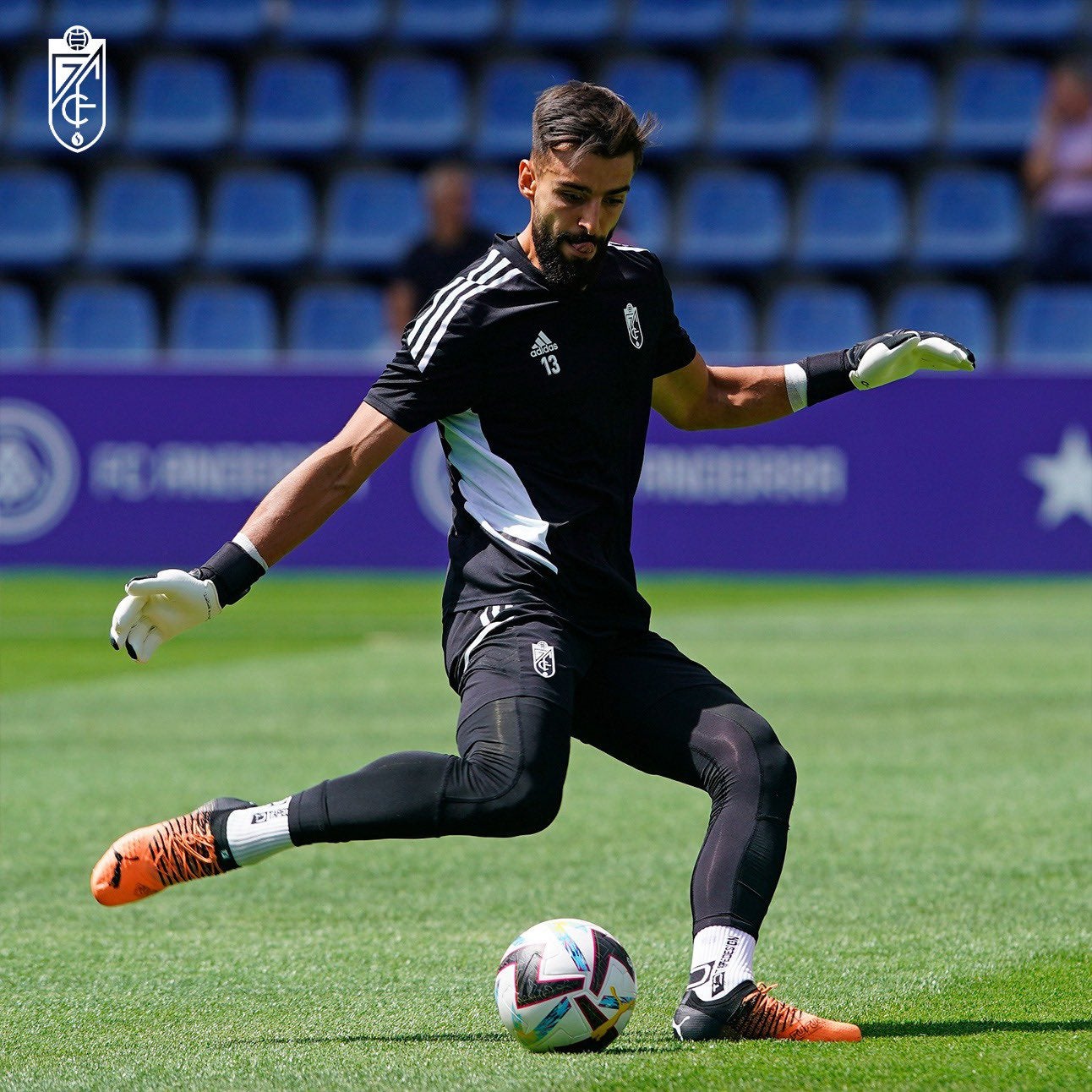 El Granada disputa en Andorra el primer encuentro oficial del fútbol profesional español fuera del país ante el equipo de Piqué