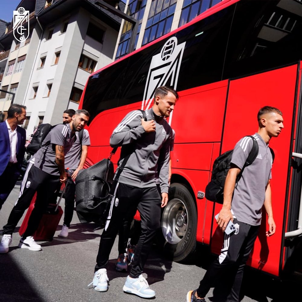El Granada disputa en Andorra el primer encuentro oficial del fútbol profesional español fuera del país ante el equipo de Piqué