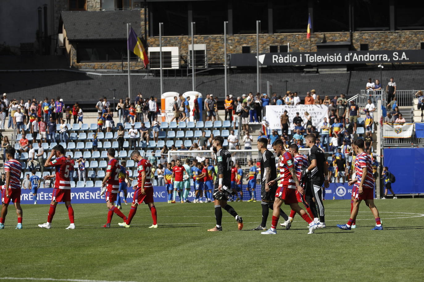 El Granada disputa en Andorra el primer encuentro oficial del fútbol profesional español fuera del país ante el equipo de Piqué