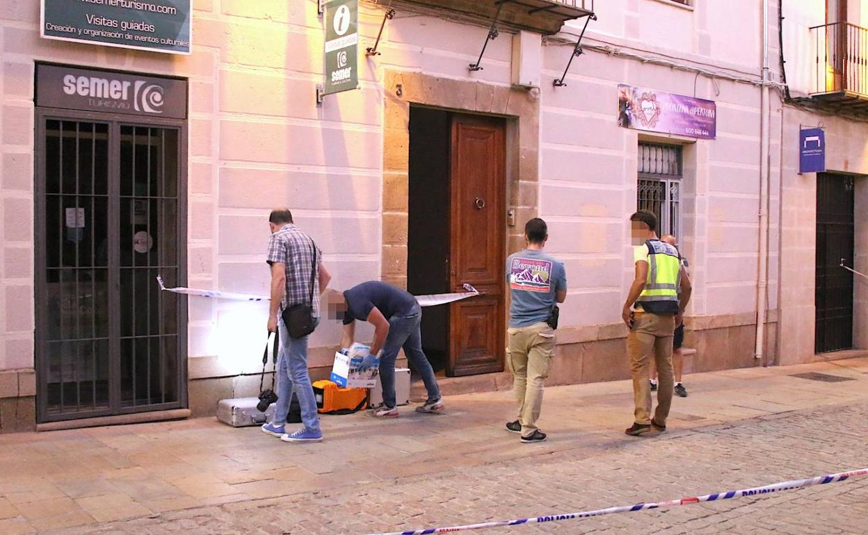 Policía científica y judicial en el lugar donde han sucedido los hechos en la tarde de este lunes, en la calle Juan Montilla de Úbeda. 