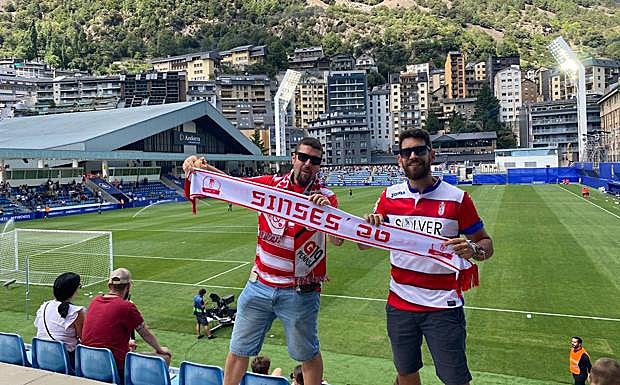 Manu López y Antonio Barranco posan en el atípico estadio del Andorra. 