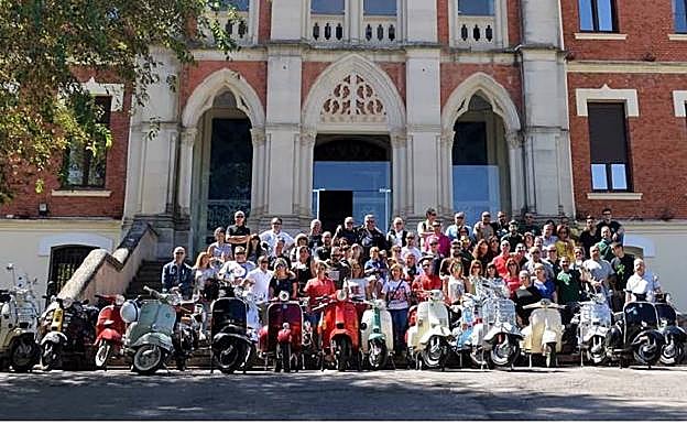 Foto de familia de Scooter Run Vuelta a Jaén en Hospital de los marqueses de Linares en una edición anterior.
