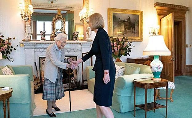 La reina Isabel II ha recibido a Liz Truss este martes en el castillo de Balmoral (Escocia).