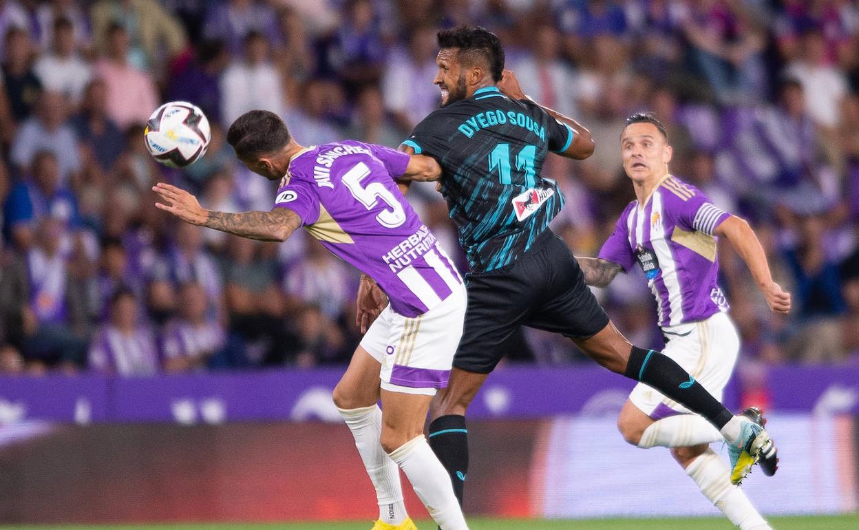 Dyego Sousa pelea un balón.