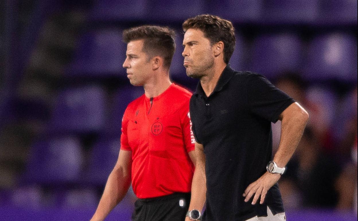 Rubi, con mala cara, durante el partido en el José Zorrilla. 