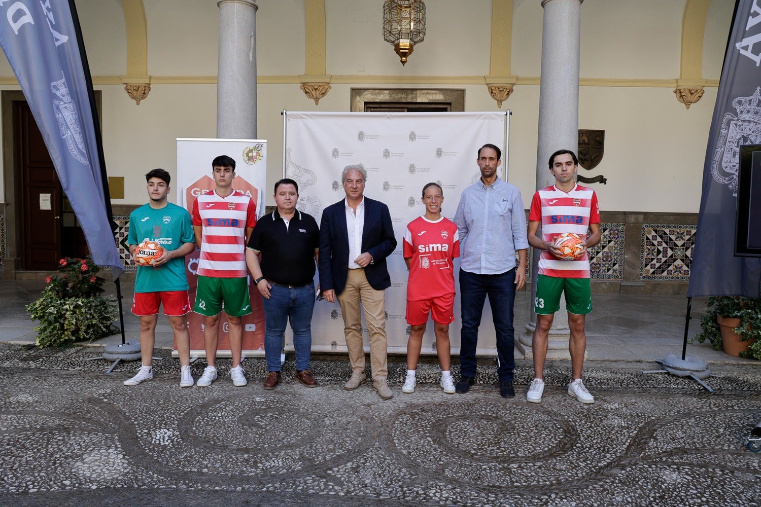 Los integrantes del Granada FS junto al concejal de Deportes, José Antonio Huertas, en la presentación oficial de la temporada.