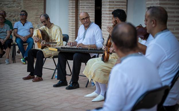 Los músicos, en un momento de la actuación..