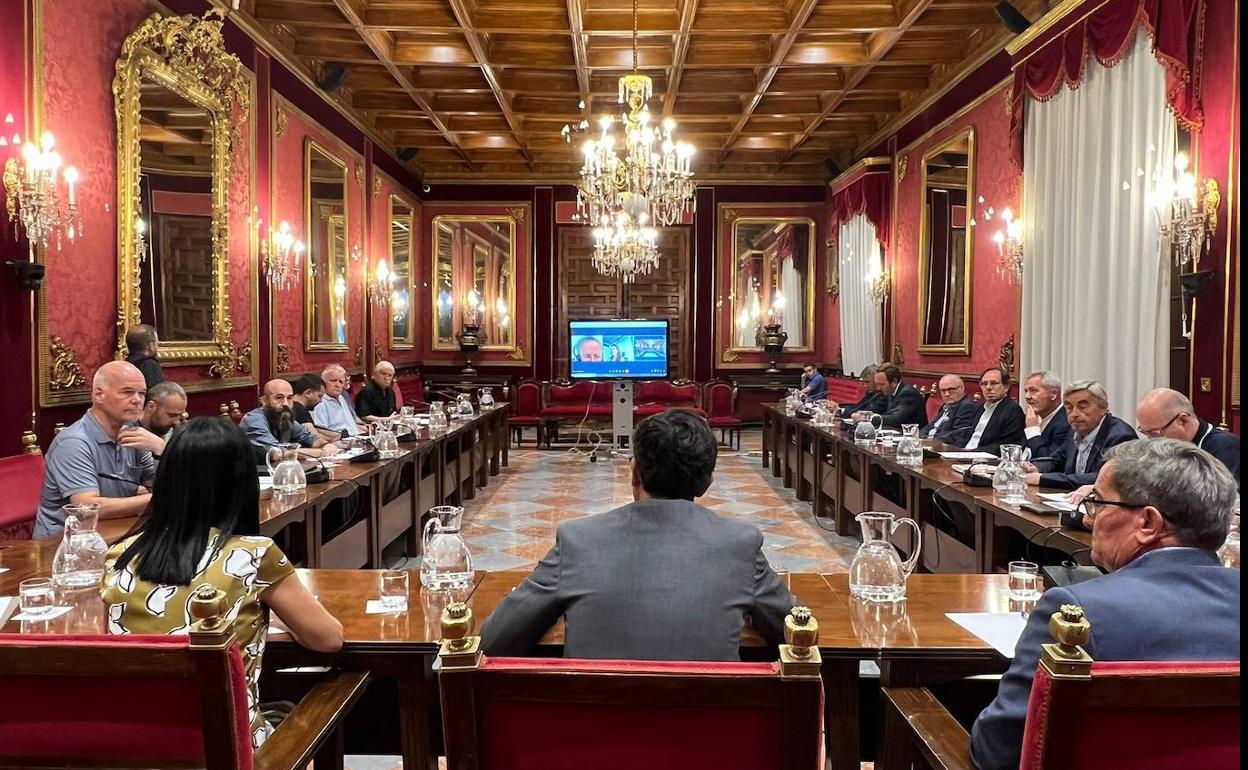Miembros de la Mesa del Ferrocarril durante la reunión mantenida ayer en el salón de plenos.