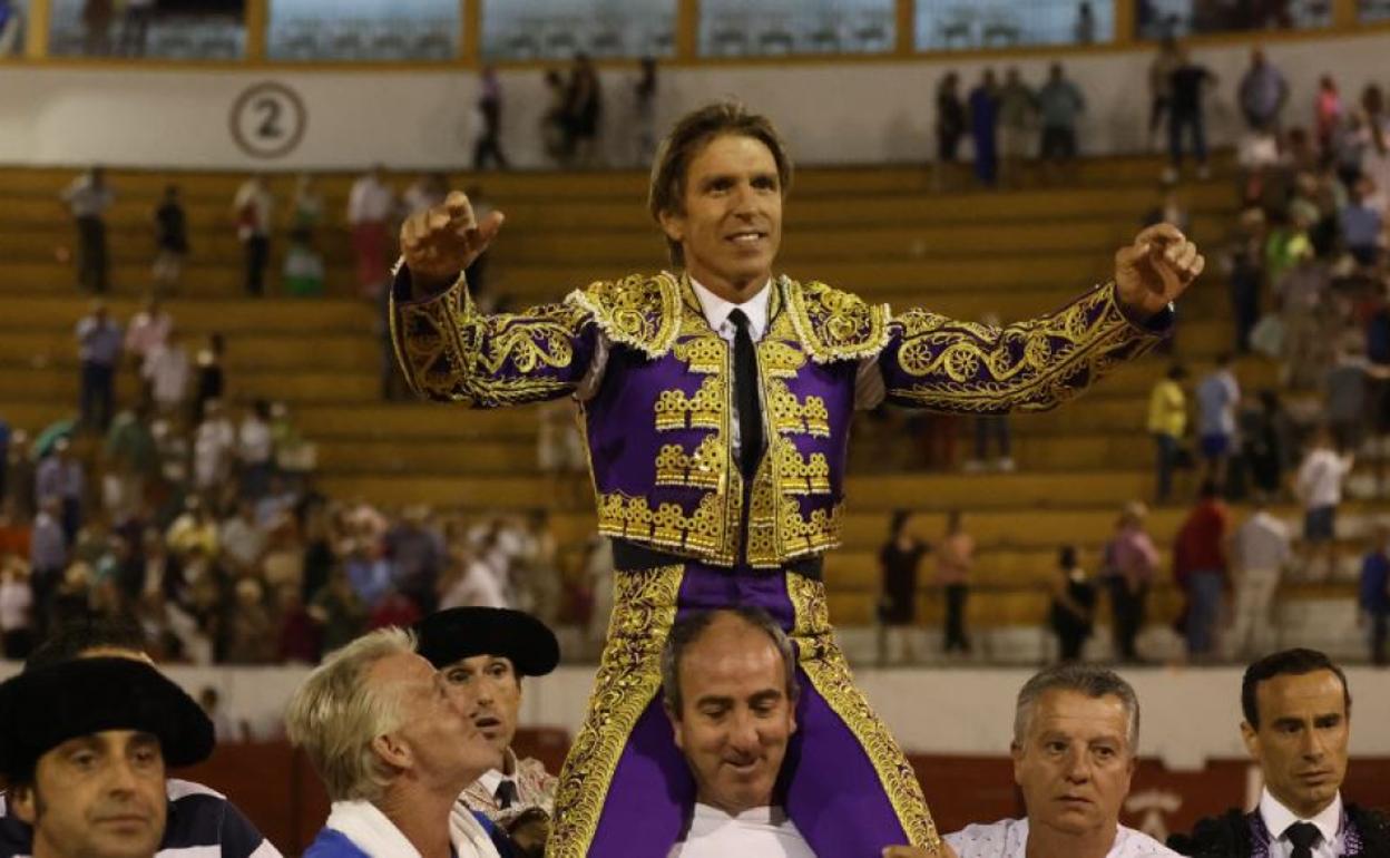 'El Cordobés', a hombros en Villanueba del Arzobispo. 