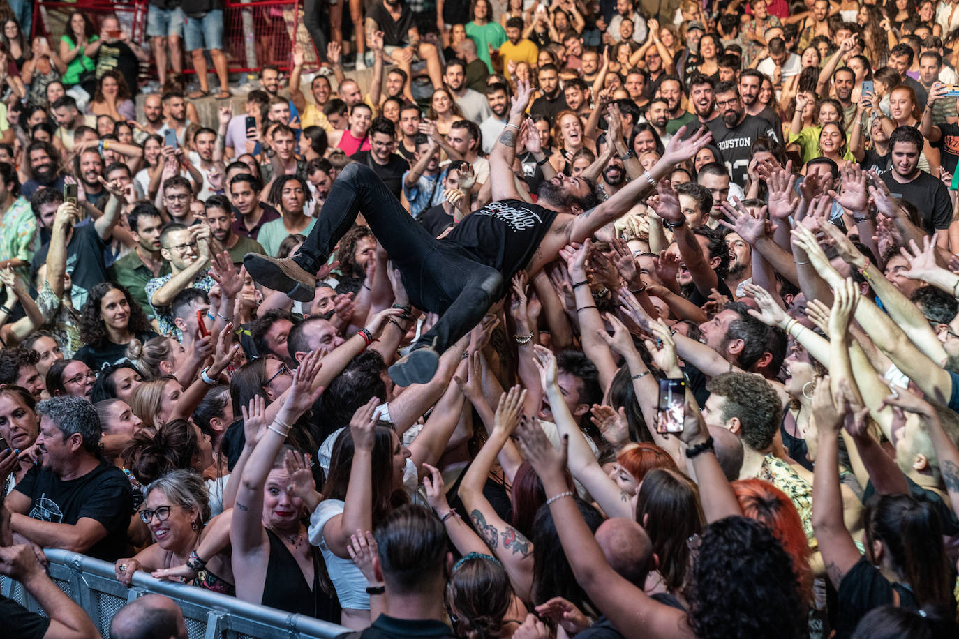 El Canijo de Jerez, sostenido por el público del Zaidín Rock.