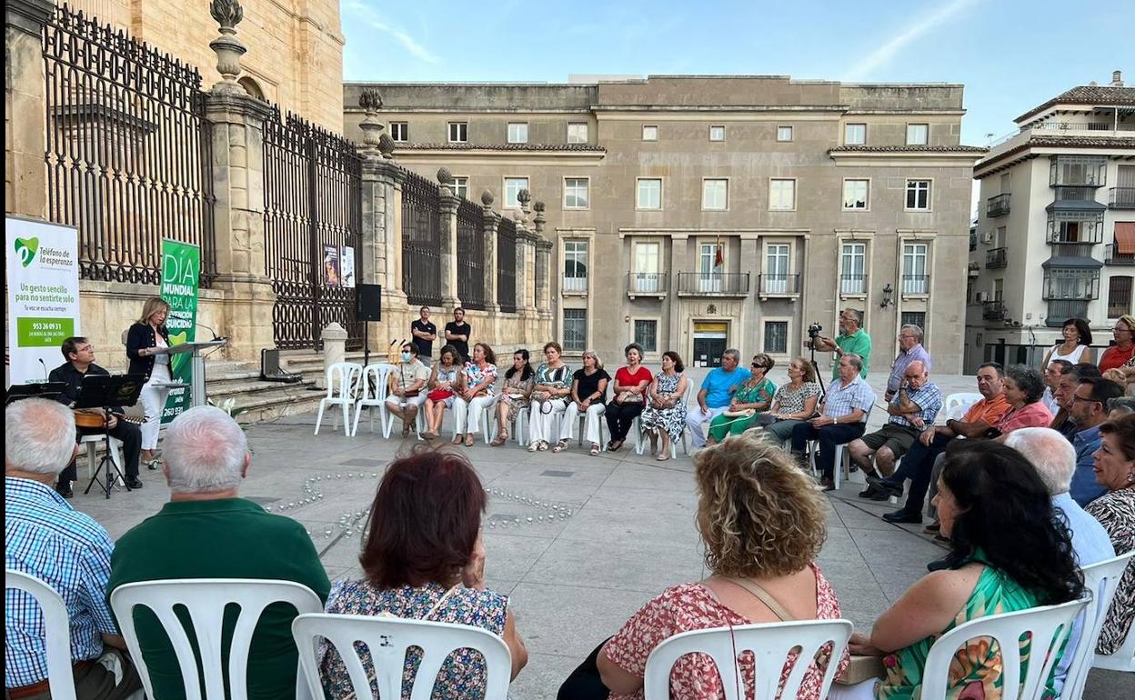 Asistentes al acto por el Día Mundial de la Prevención del Suicidio en la Plaza de Santa María. 