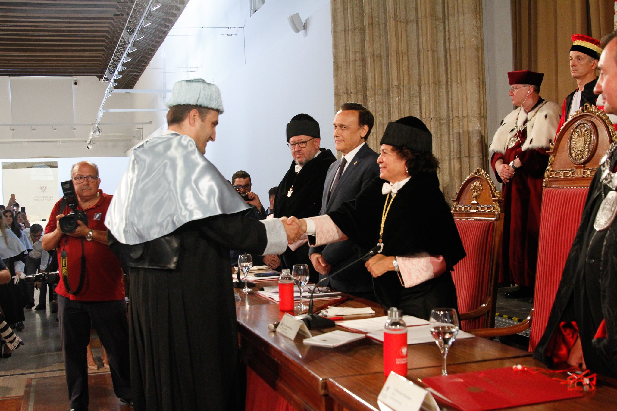 La rectora Pilar Aranda preside su última apertura de curso y recibe una emotiva ovación.