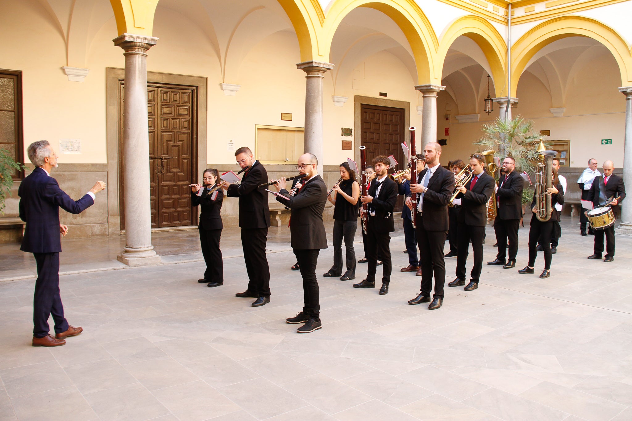 La rectora Pilar Aranda preside su última apertura de curso y recibe una emotiva ovación.