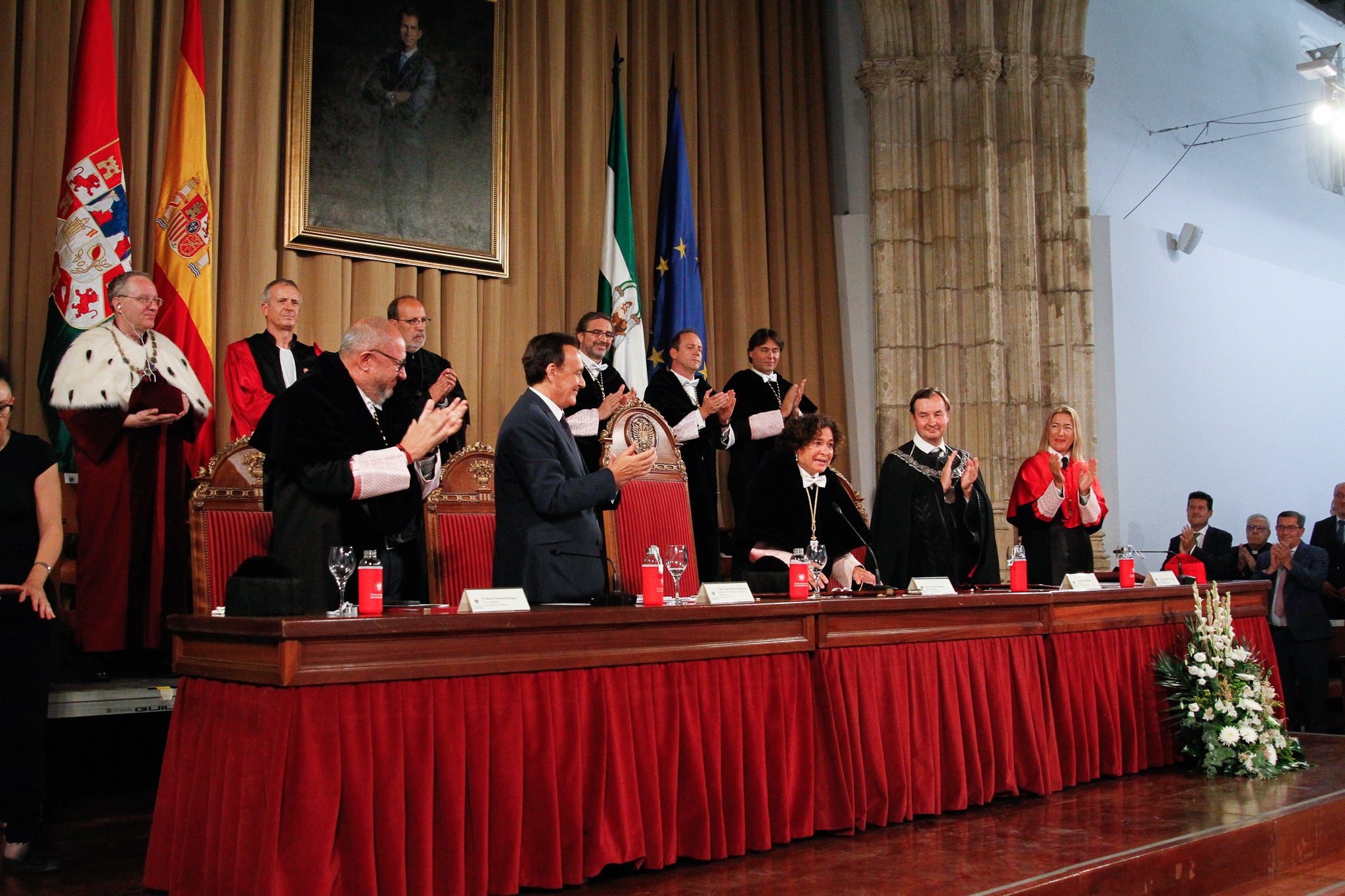 La rectora Pilar Aranda preside su última apertura de curso y recibe una emotiva ovación.