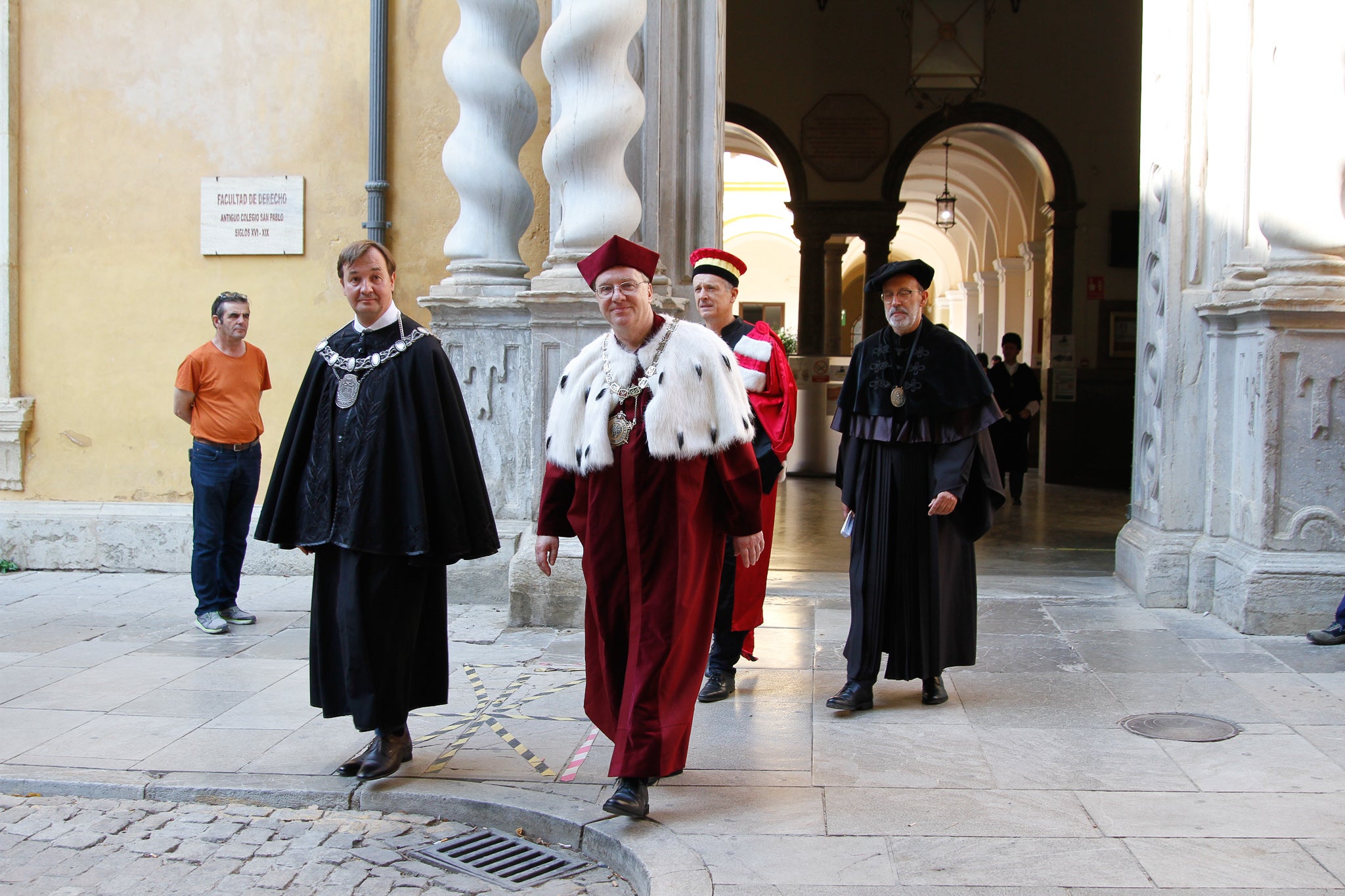 La rectora Pilar Aranda preside su última apertura de curso y recibe una emotiva ovación.