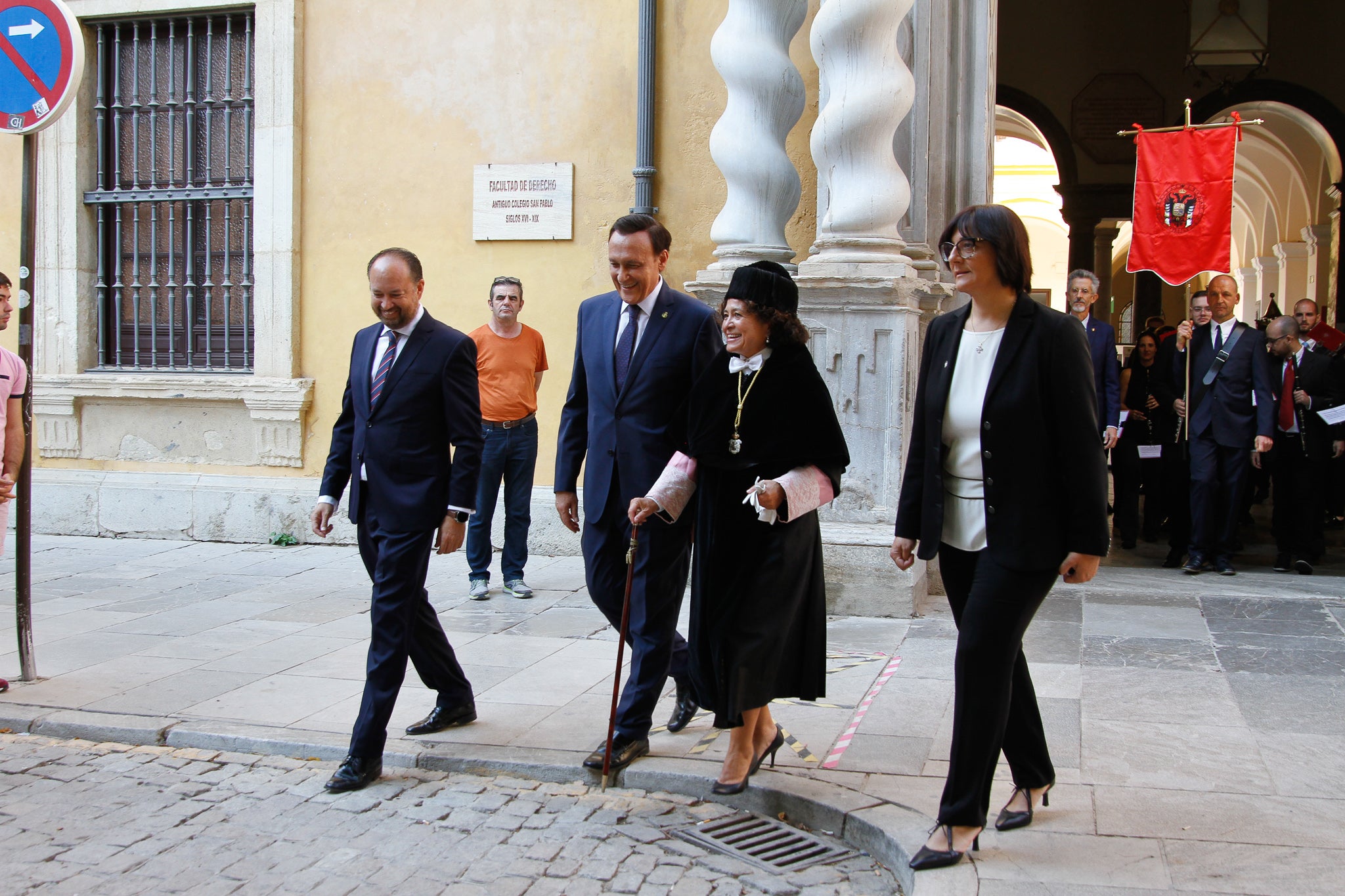 La rectora Pilar Aranda preside su última apertura de curso y recibe una emotiva ovación.