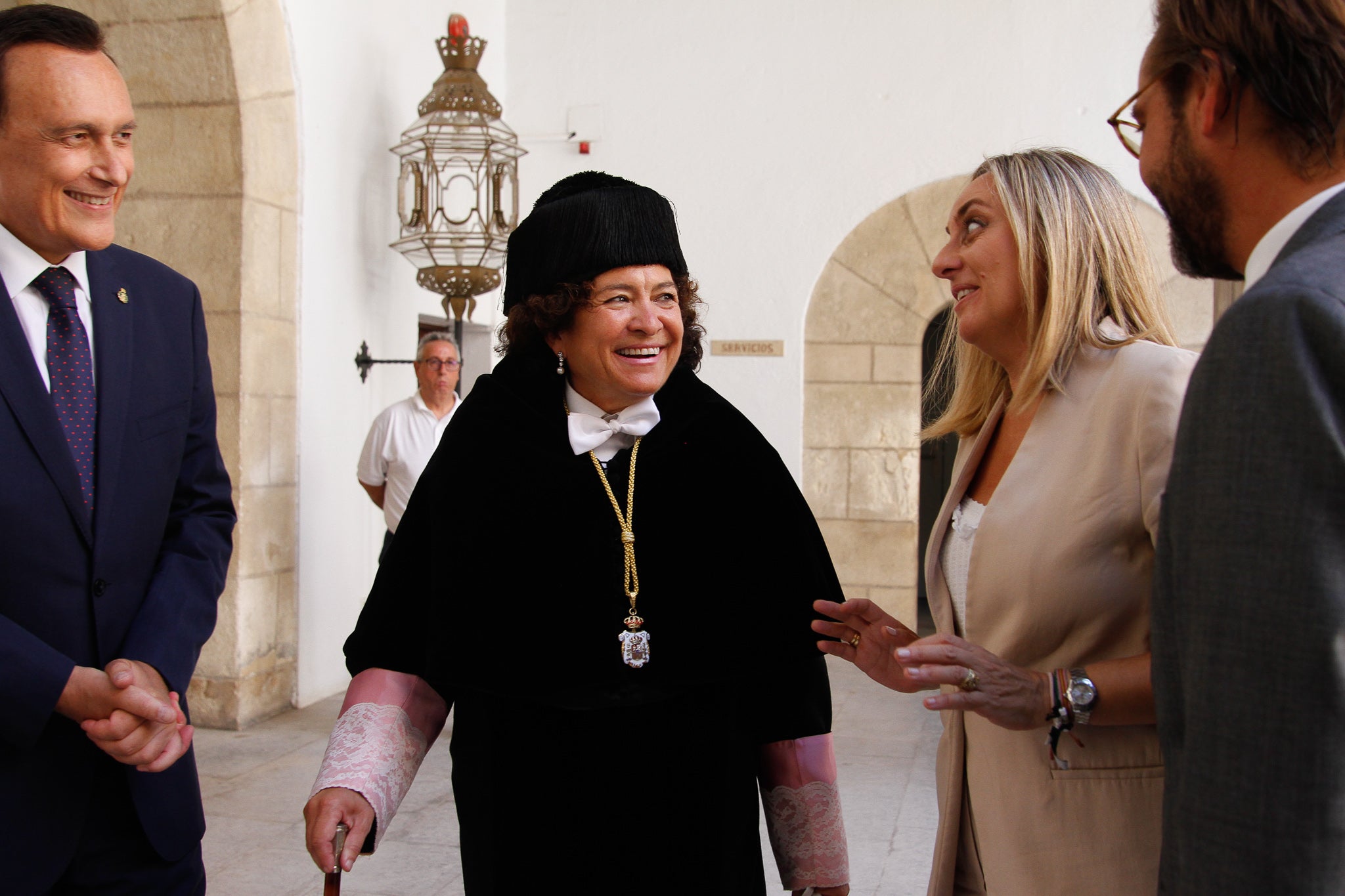 La rectora Pilar Aranda preside su última apertura de curso y recibe una emotiva ovación.